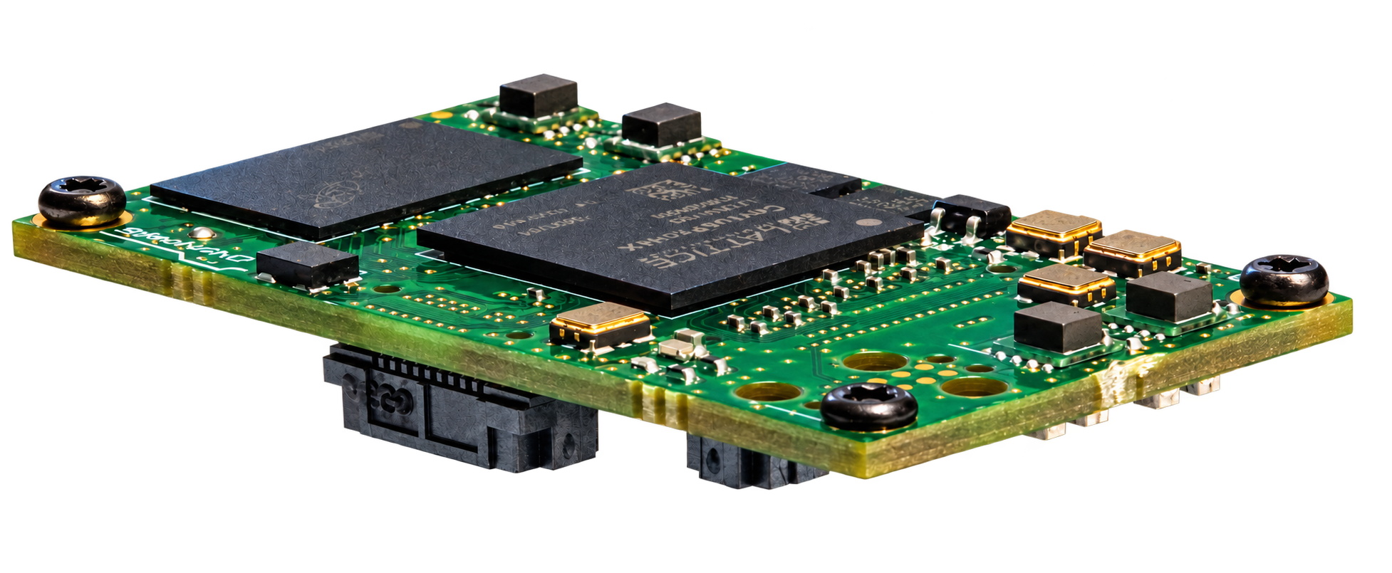 Vue rapprochée d’une carte électronique à forte densité de composants, avec ses circuits intégrés et ses connecteurs.